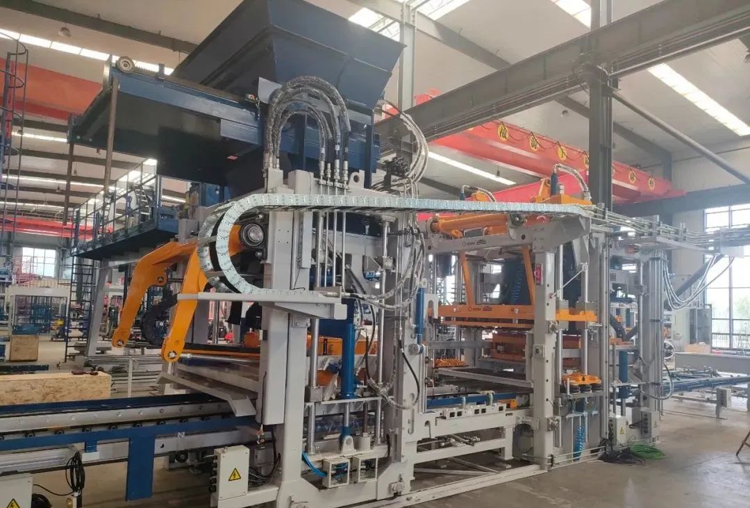 泉工ZN900CG國產(chǎn)設(shè)備首次進入北美市場，開創(chuàng)中國磚機新紀元